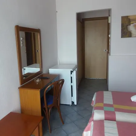 Dire Hotel apartamentowy Neos Marmaras